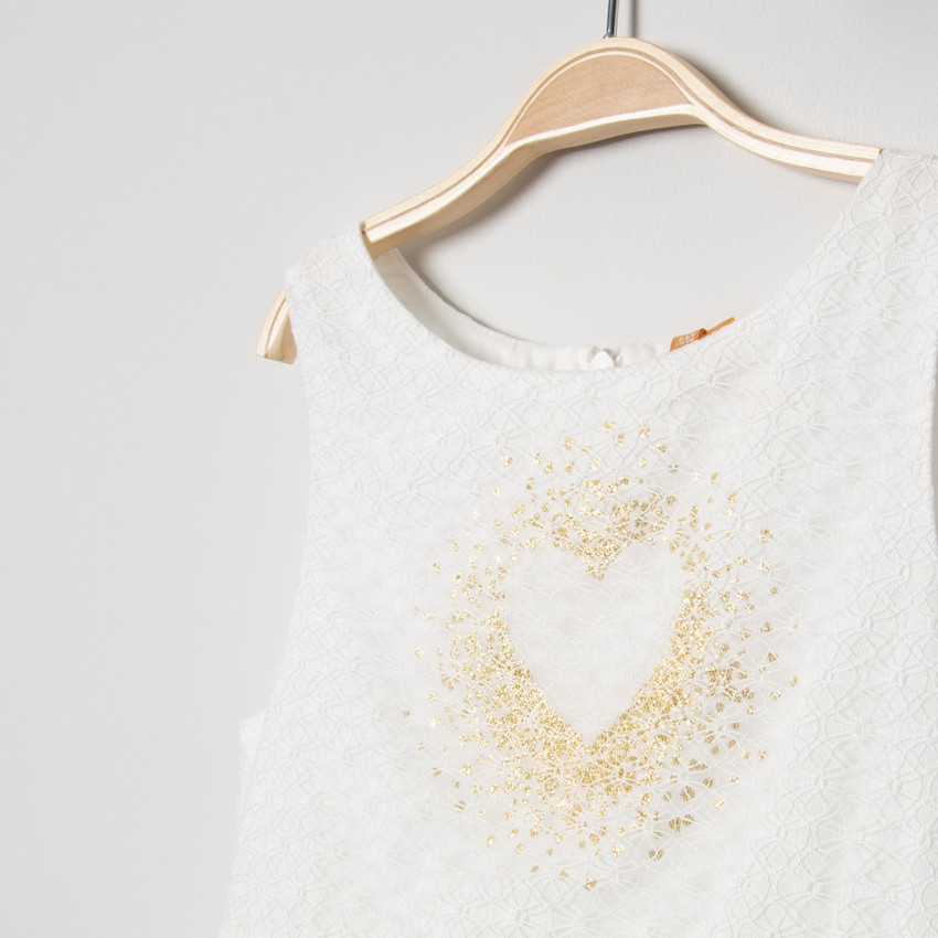 Robe de cérémonie à dentelle et coeur doré 