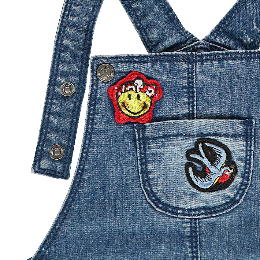 Salopette short en jeans used avec badges patchés Smiley Baby 