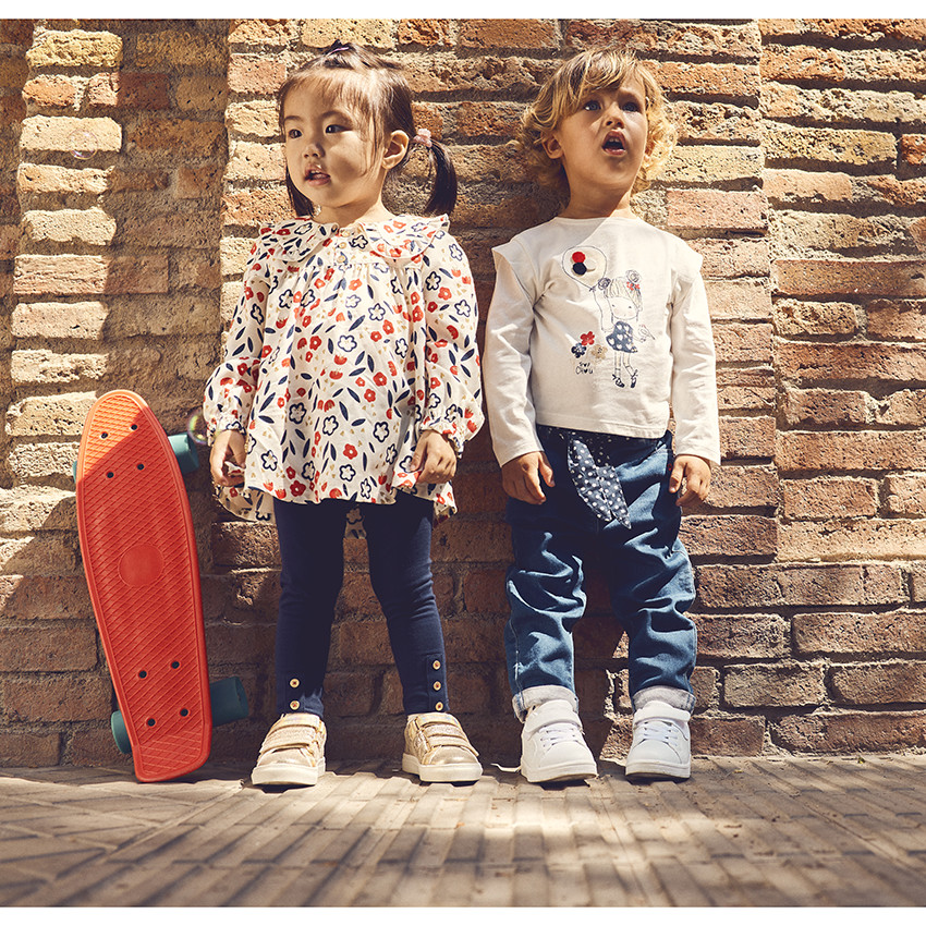 Jean avec ceinture et broderie pour bébé fille 