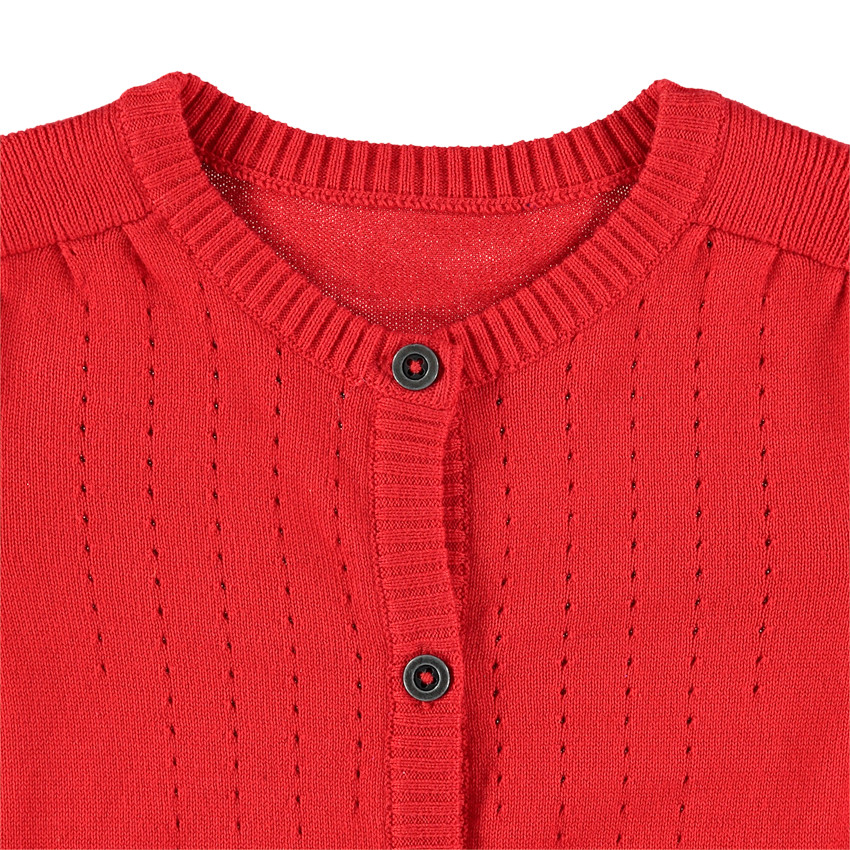Gilet en tricot rouge détail badge forme coeur 