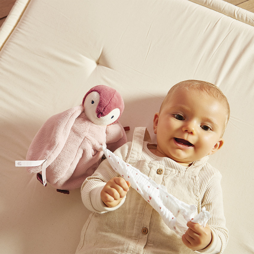 Peluche à bisous manchot rose avec mouchoir à cœurs 