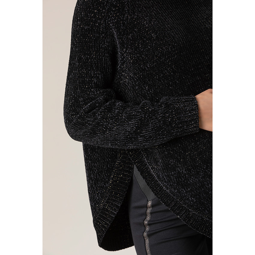 Pull chenille forme poncho à pans arrondis 