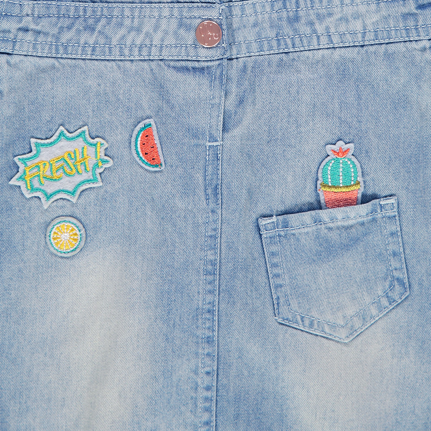 Robe salopette en jeans avec patchs fantaisie  