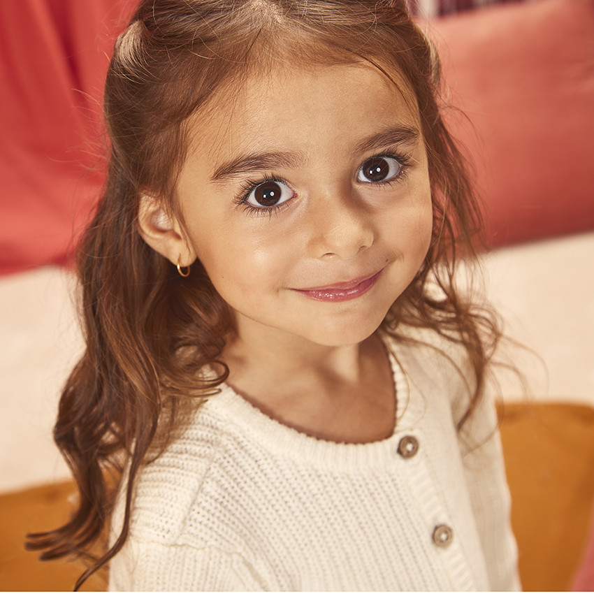 Gilet en tricot perlé poches cœurs pour bébé fille 
