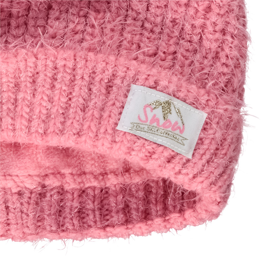 Bonnet en tricot avec pompon pour fille 