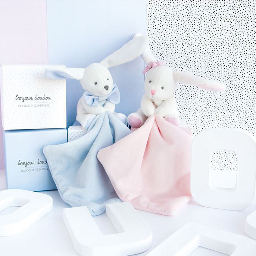 Doudou mouchoir lapin rose dans sa boîte 