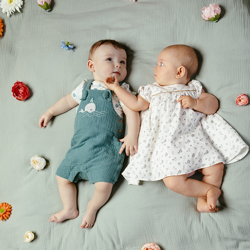 Ensemble t-shirt et salopette en gaze de coton bébé garçon 