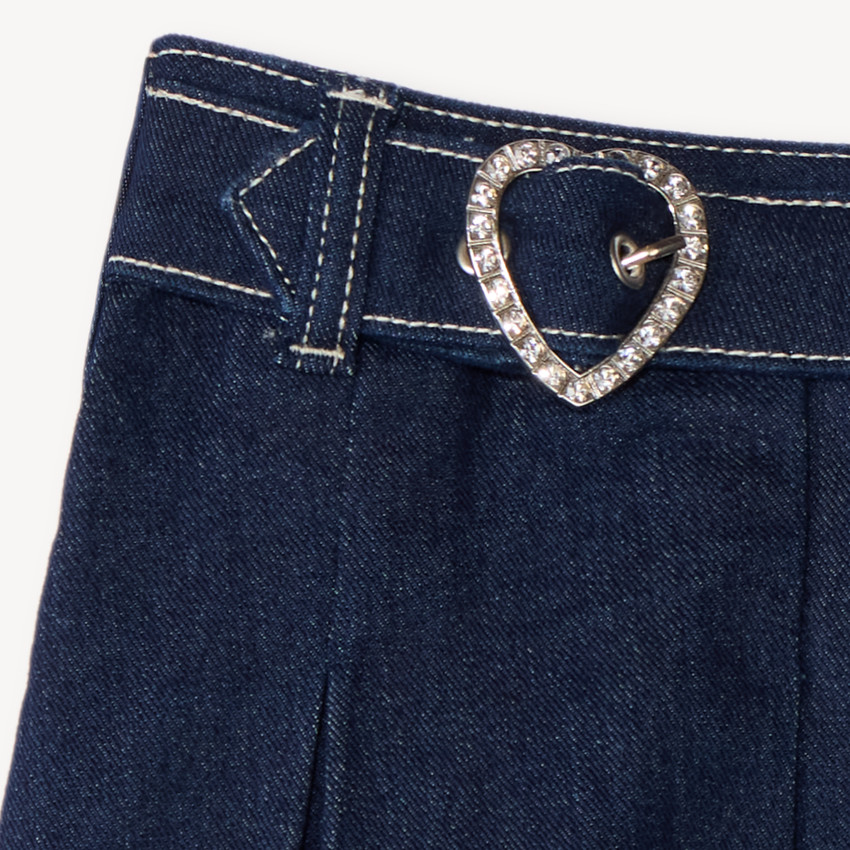 Jupe-short plissé en denim fille avec boucle cœur à strass 