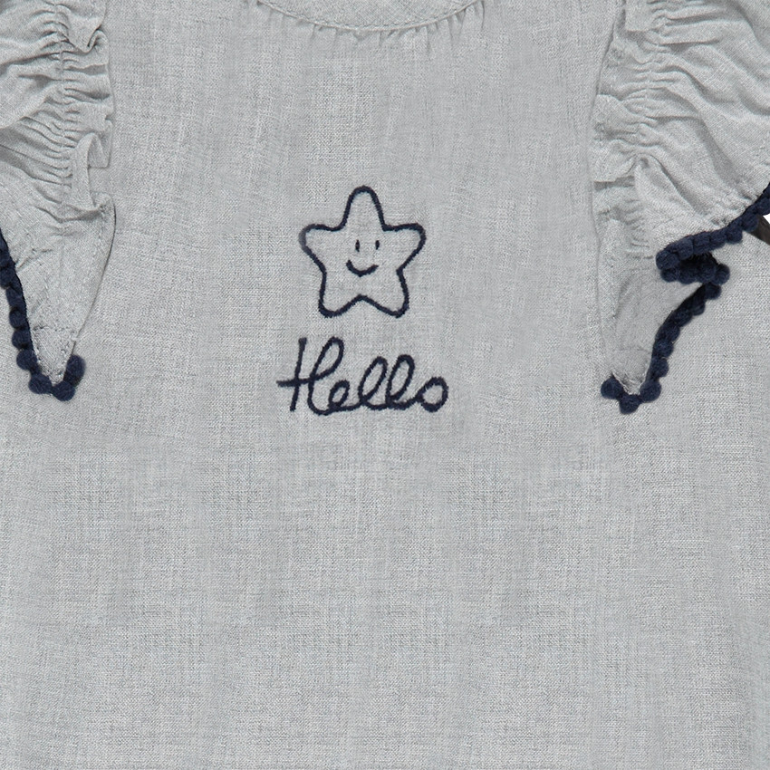 Robe en chambray avec volants et broderie 