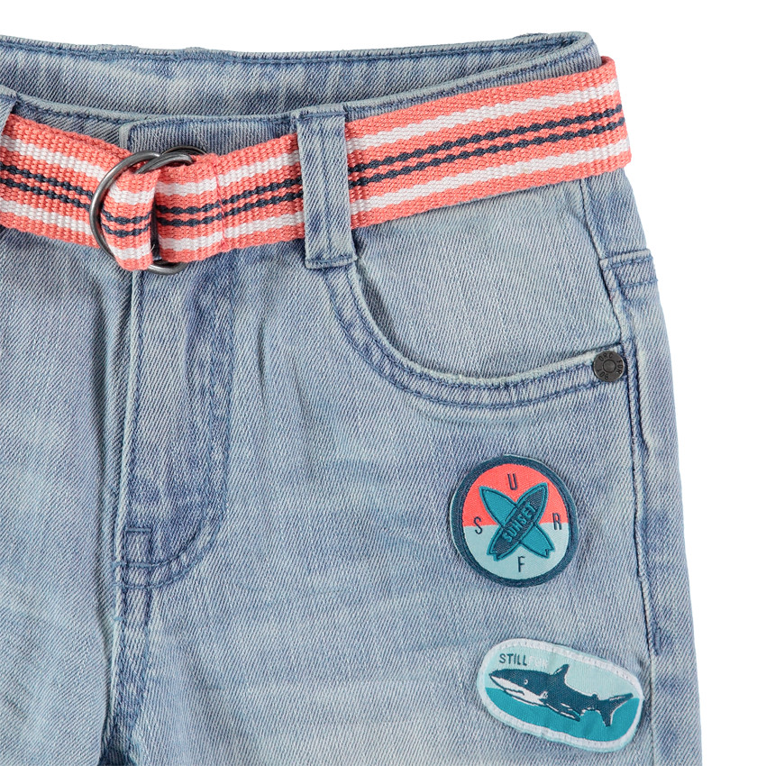 Bermuda en jean bleach à ceinture ajustable et badges 