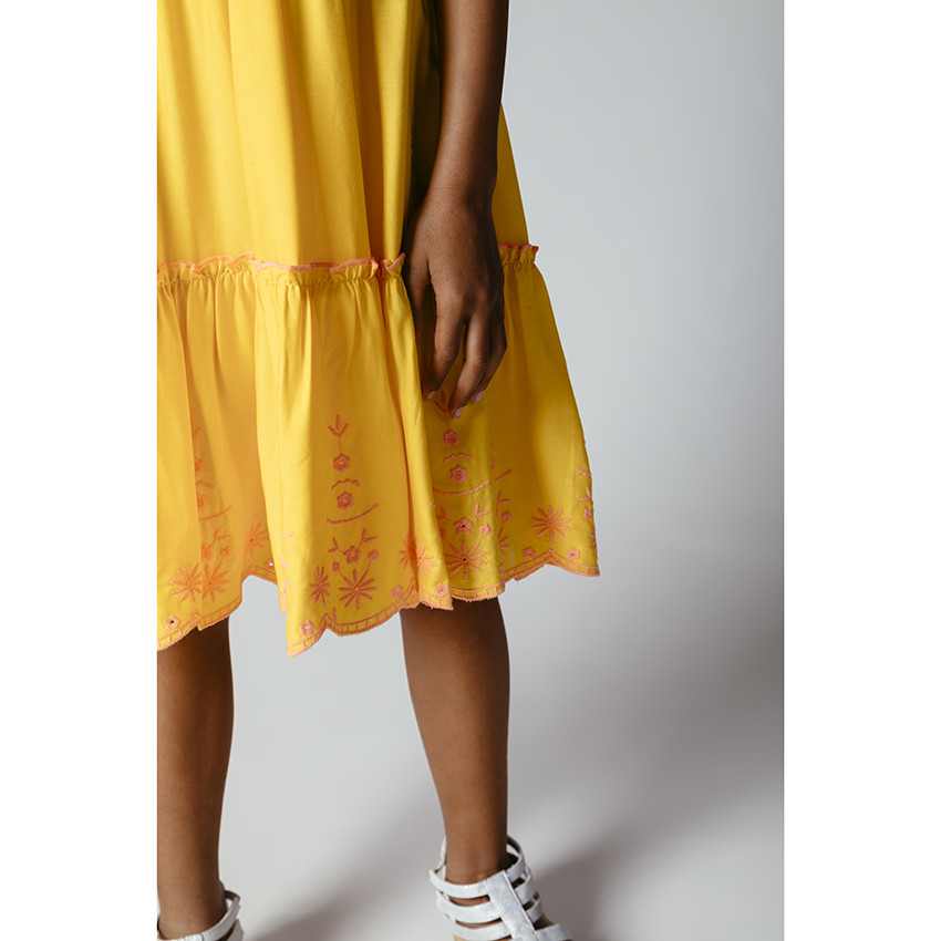 Robe à fines bretelles finition brodée 